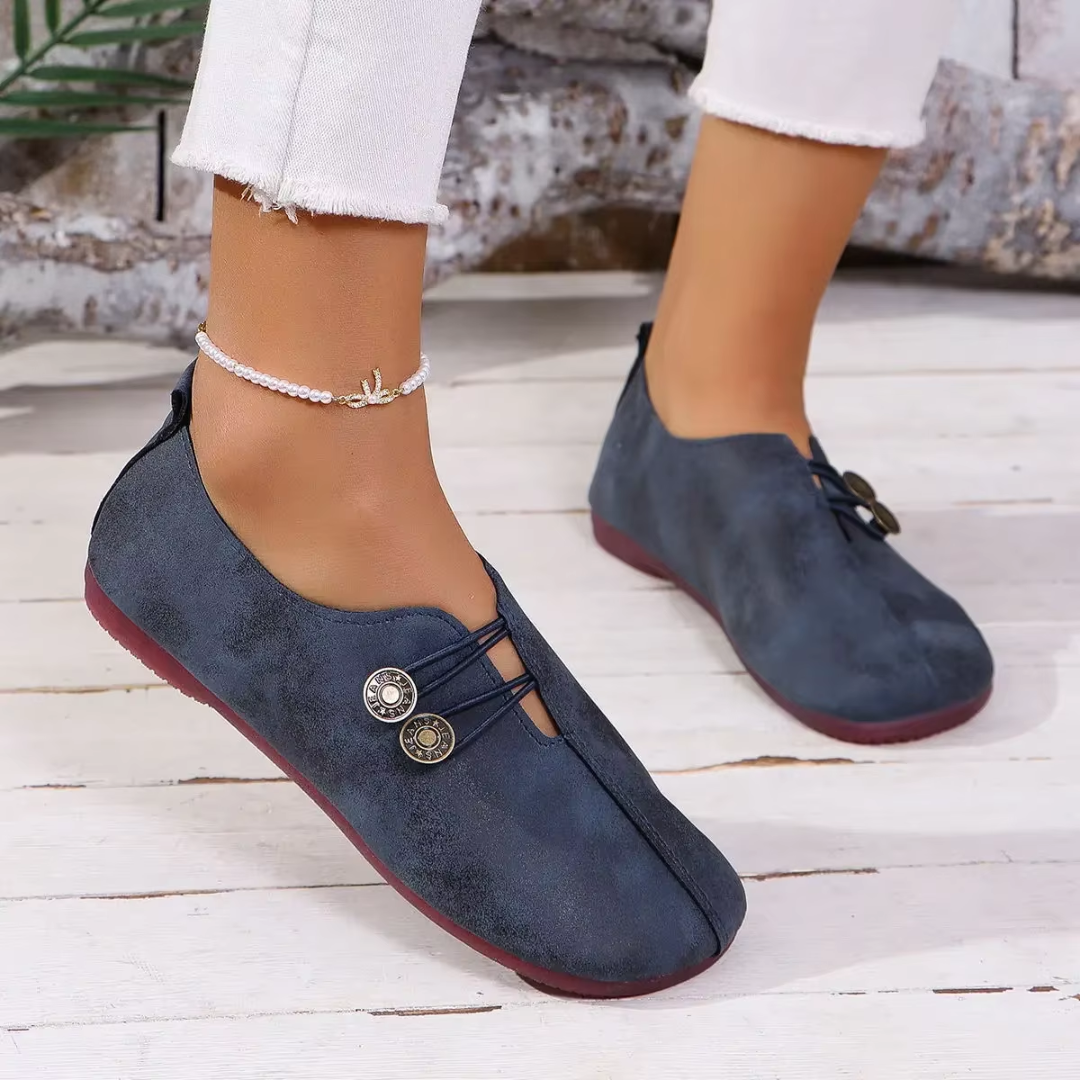 Ballerines Olivia bleu marine portées de dos, modèle debout