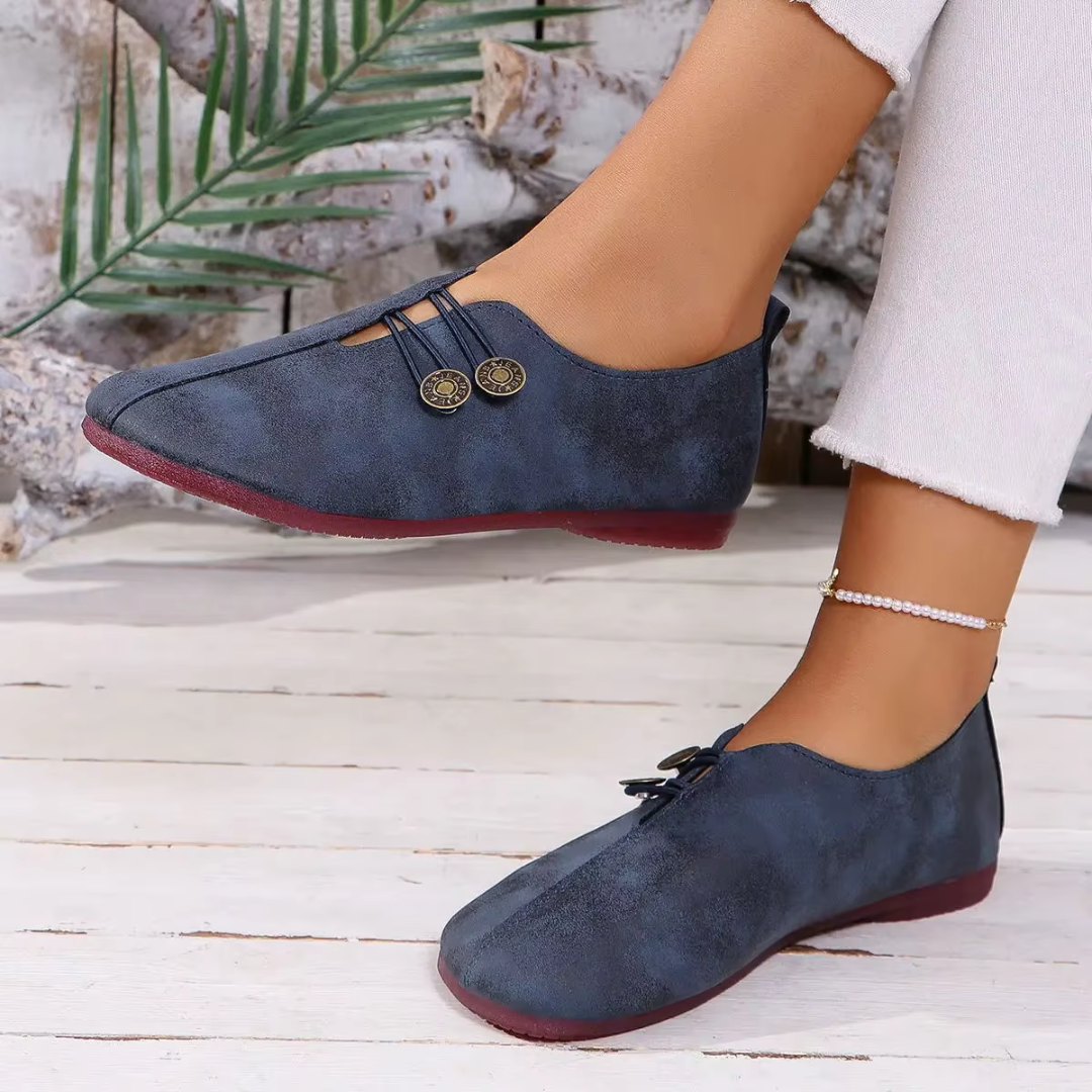 Ballerines Olivia bleu marine posées sur fond clair, vue de côté