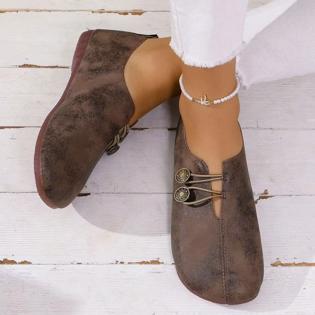 Ballerines Olivia marron foncé portées, vue de côté sur fond clair