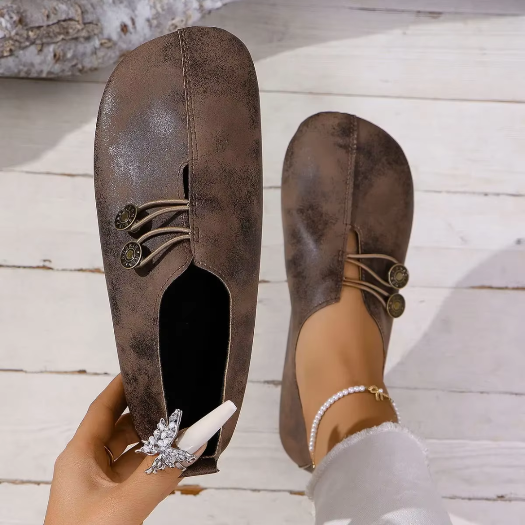 Ballerines Olivia marron foncé portées de dos, pantalon blanc
