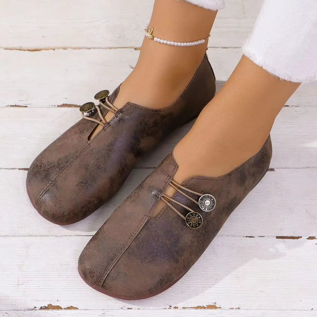Ballerines Olivia marron foncé, détail boutons-pression en métal bronze