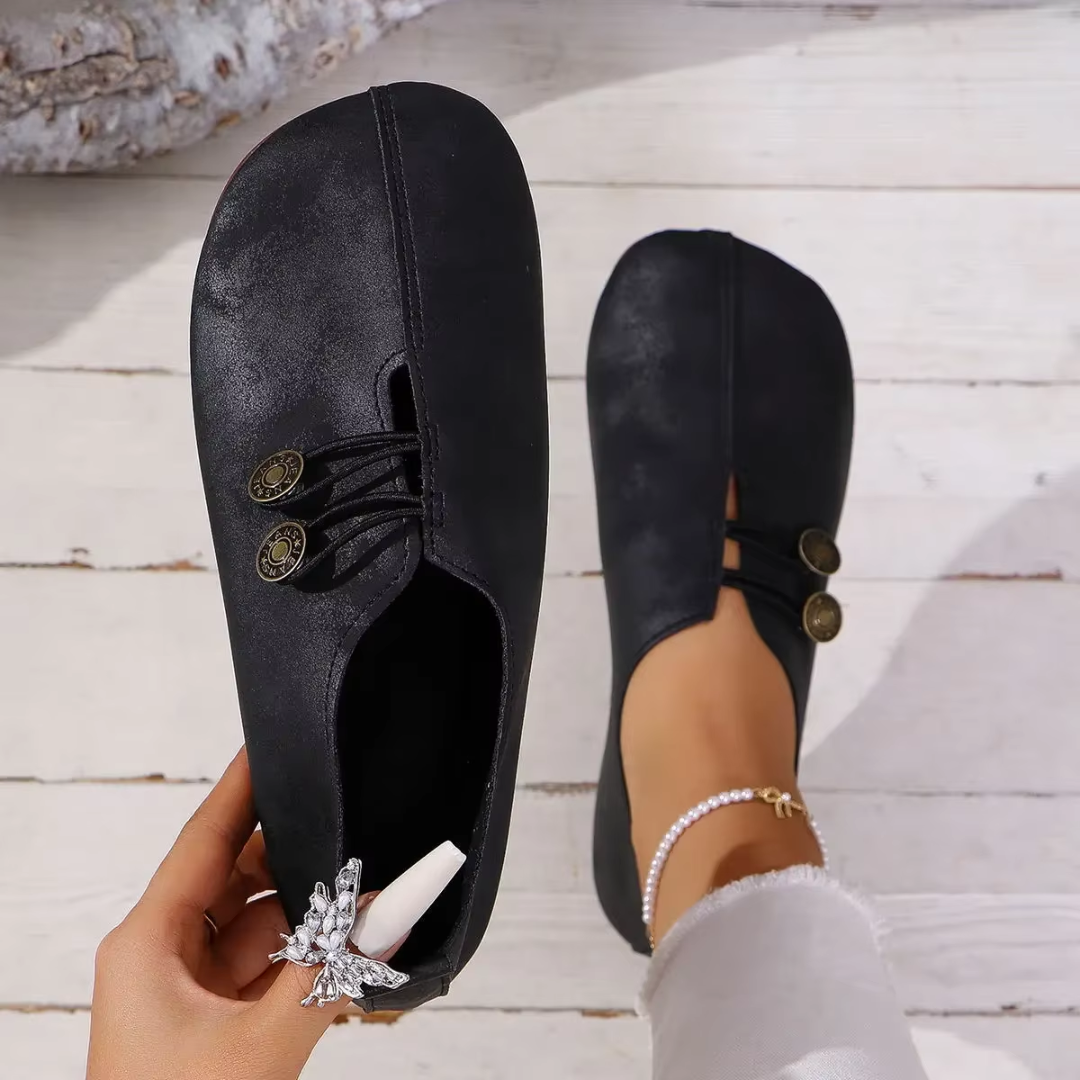 Ballerines Olivia noires portées, vue de dessus avec bracelet de cheville