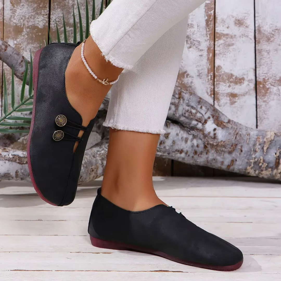 Ballerines Olivia noires portées de dos, pantalon blanc