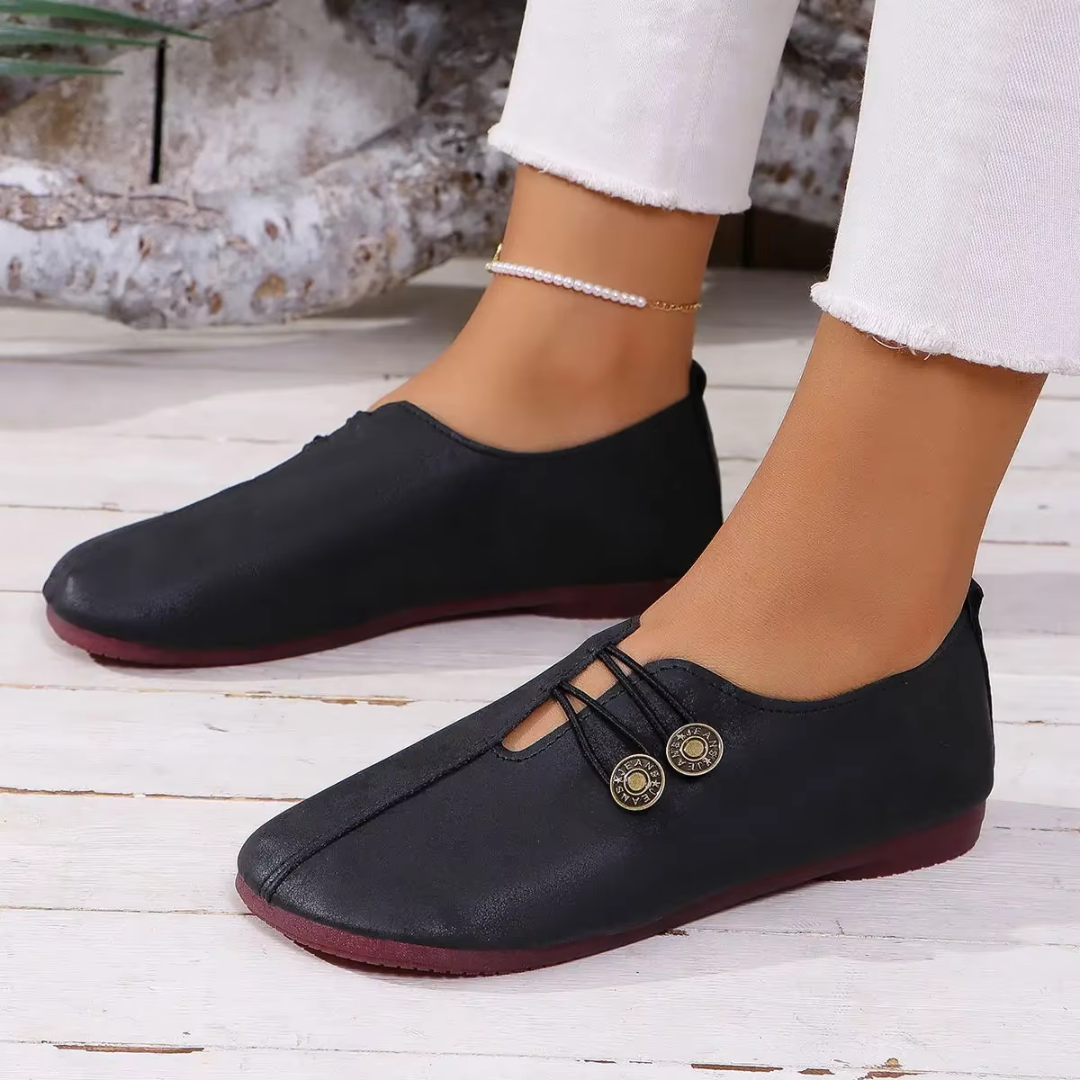 Ballerines Olivia noires, détail fermeture élastique et bouton bronze