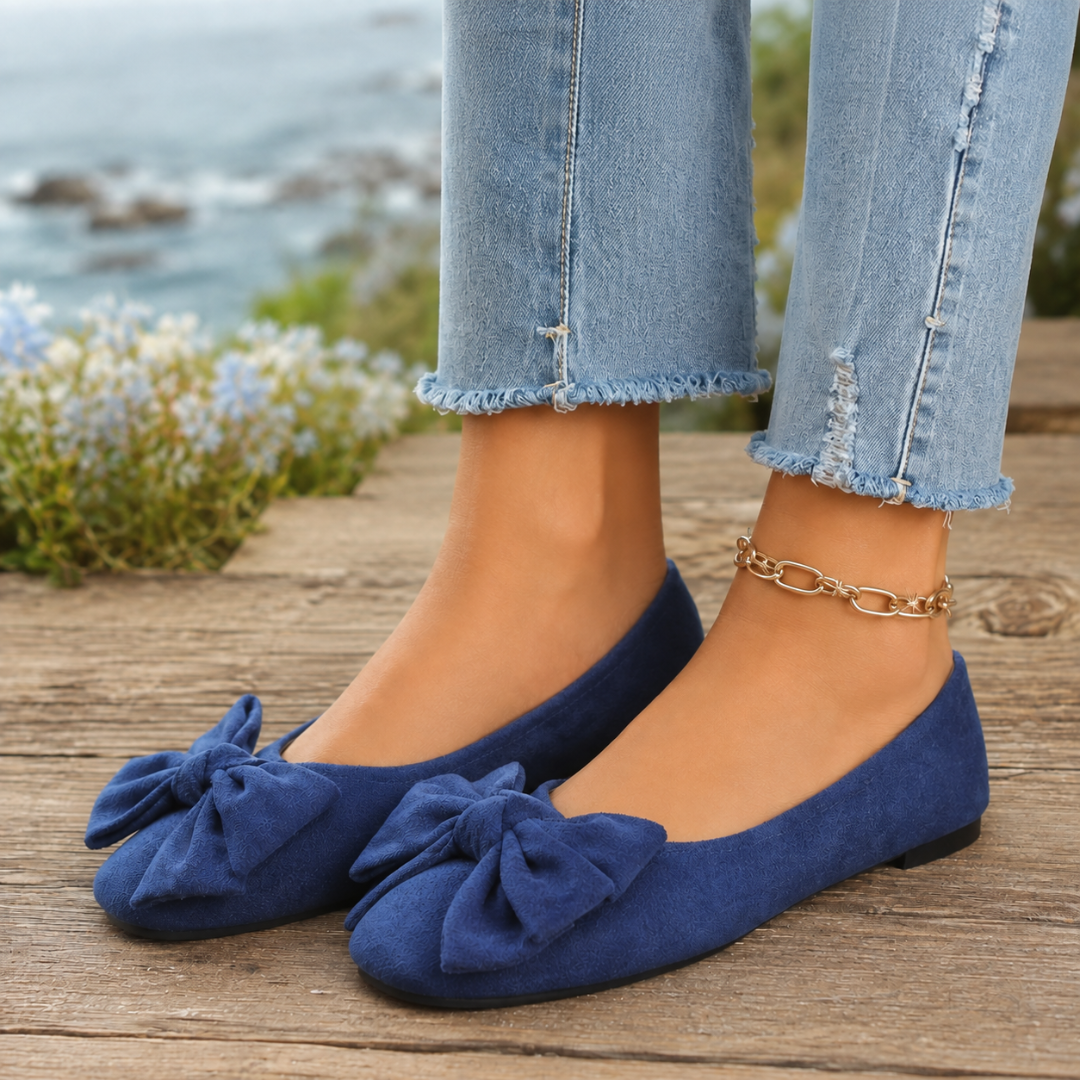 Ballerines femme bleu marine à grand noeud, texture légèrement grainée visible