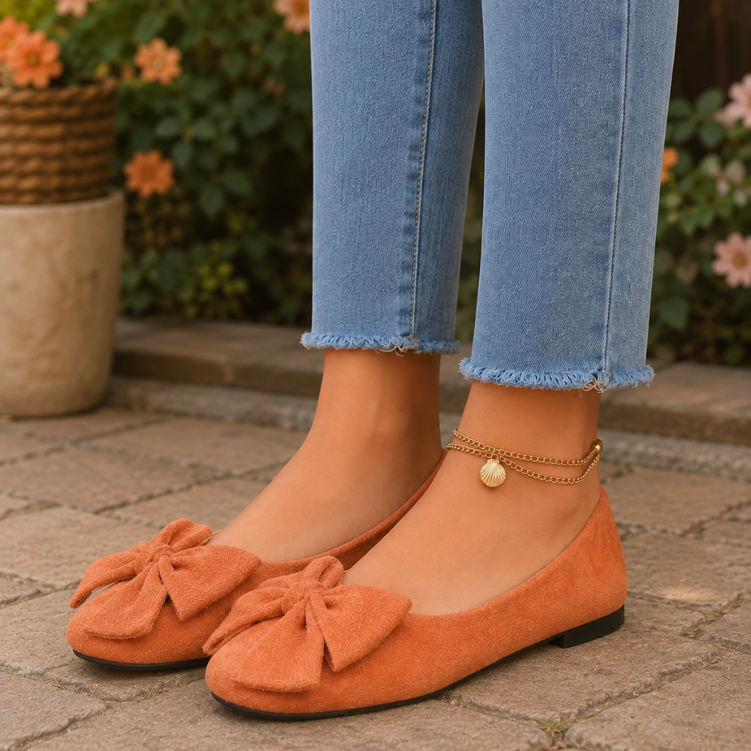 Ballerines femme orange à grand noeud, portées avec un pantalon clair à bords effrangés