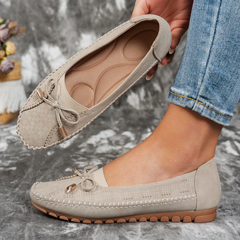Ballerines Selena beige tenues dans la main, vue de la semelle rembourrée