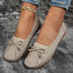 Ballerines Selena beige portées avec un jean, vue latérale nœud doré