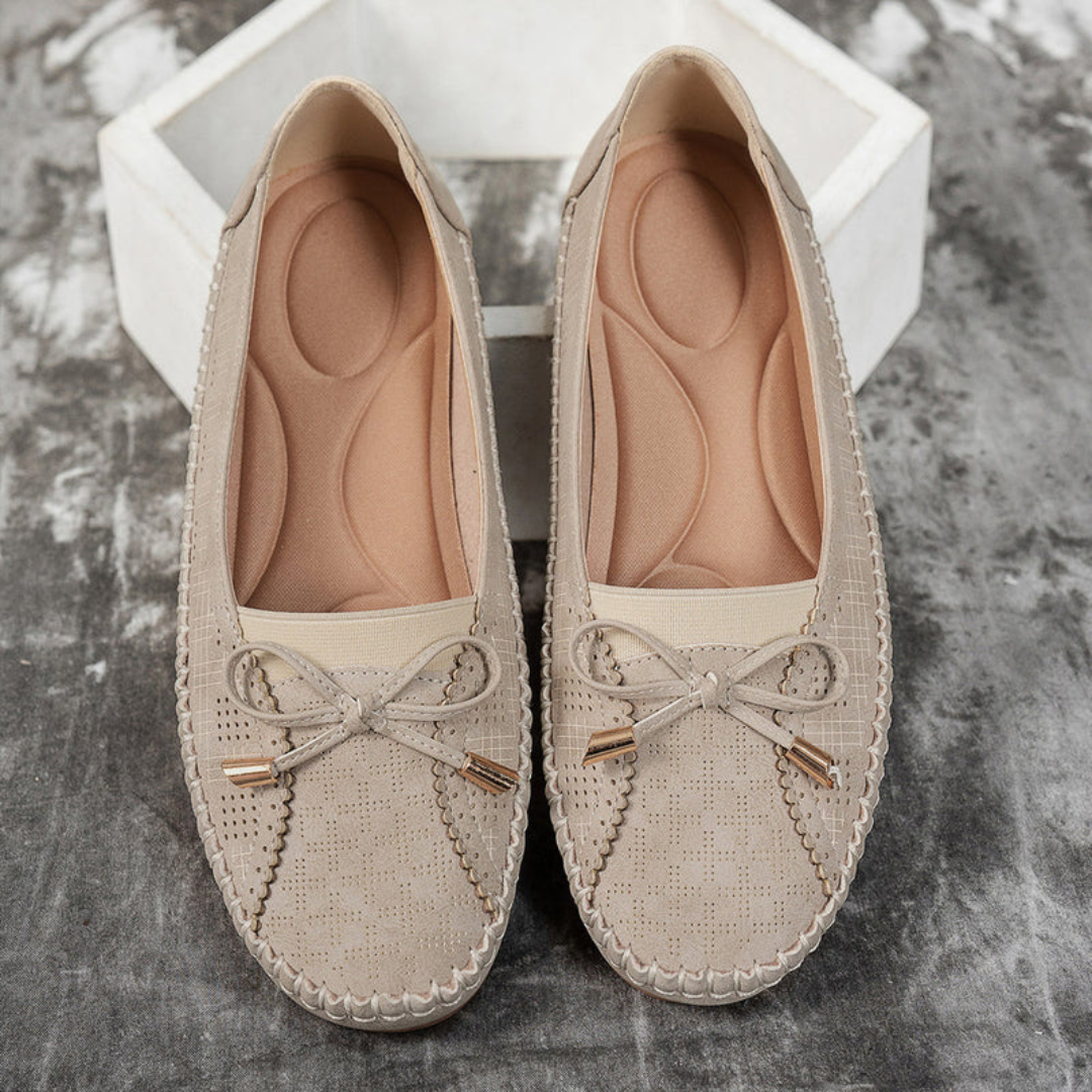 Ballerines Selena beige posées sur fond marbré, vue de dessus