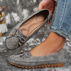 Ballerines Selena gris portées avec jean, vue latérale nœud