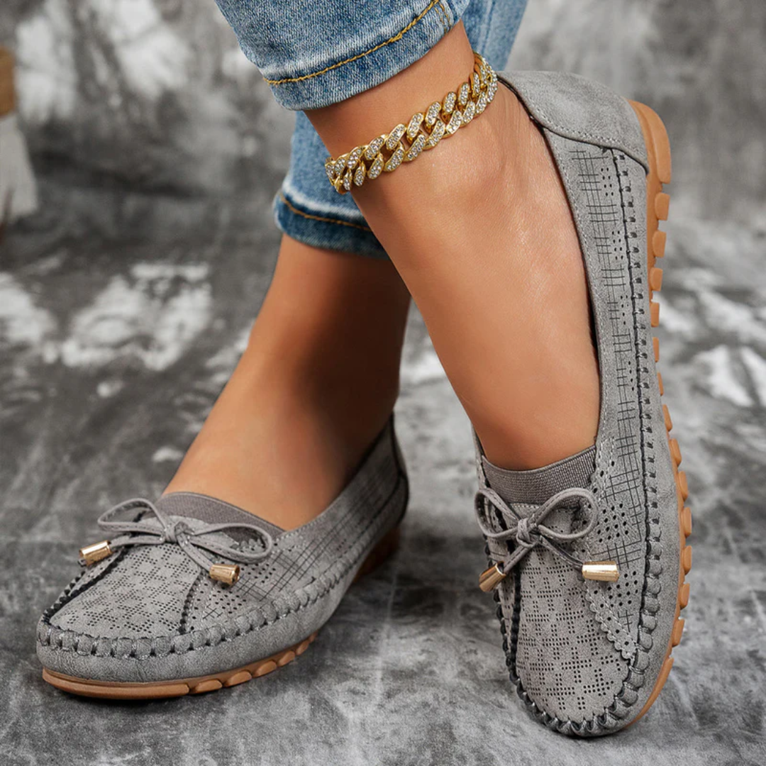 Ballerines Selena gris vue de face sur fond marbré