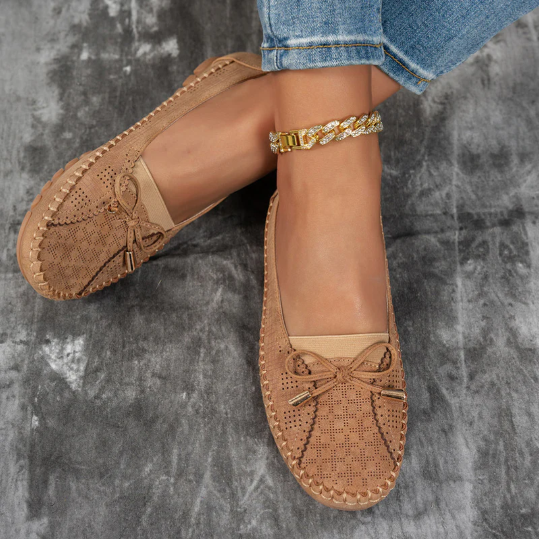 Ballerines Selena marron portées au sol, vue latérale complète