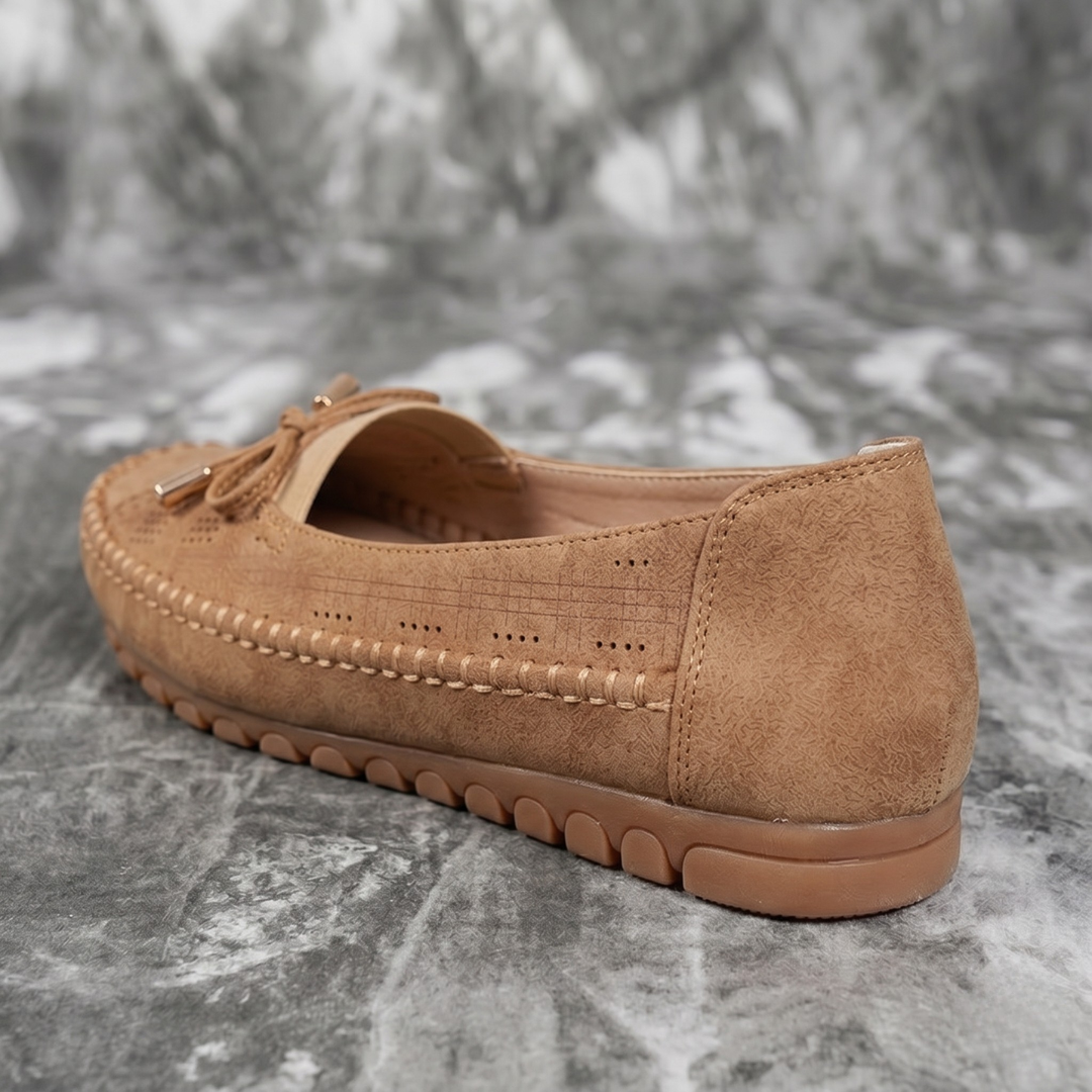 Ballerines Selena marron tenues dans la main, vue semelle intérieure