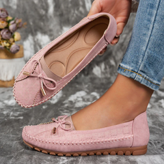 Ballerines Selena rose portées avec un jean, vue latérale nœud doré