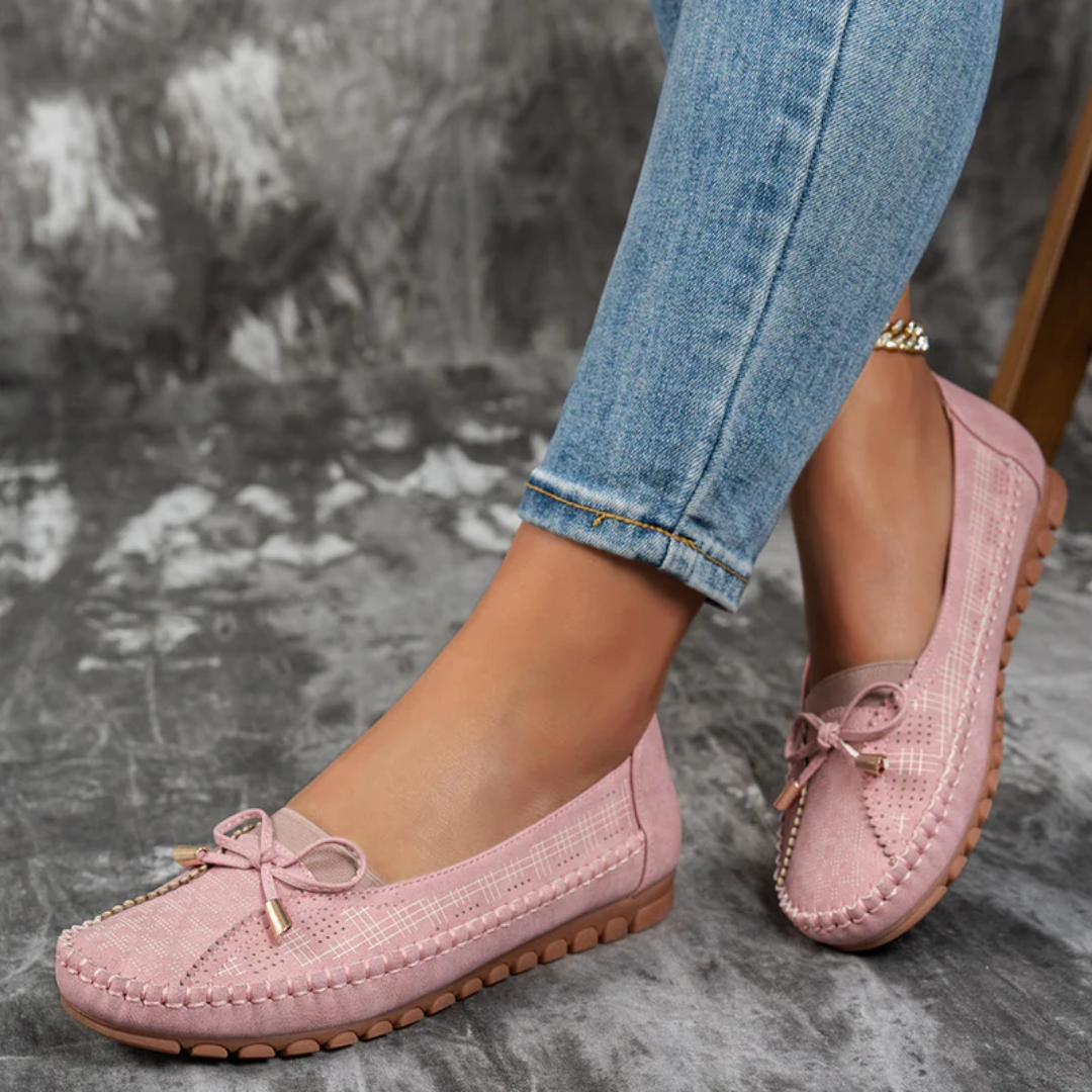 Ballerines Selena rose posées au sol, vue latérale semelle
