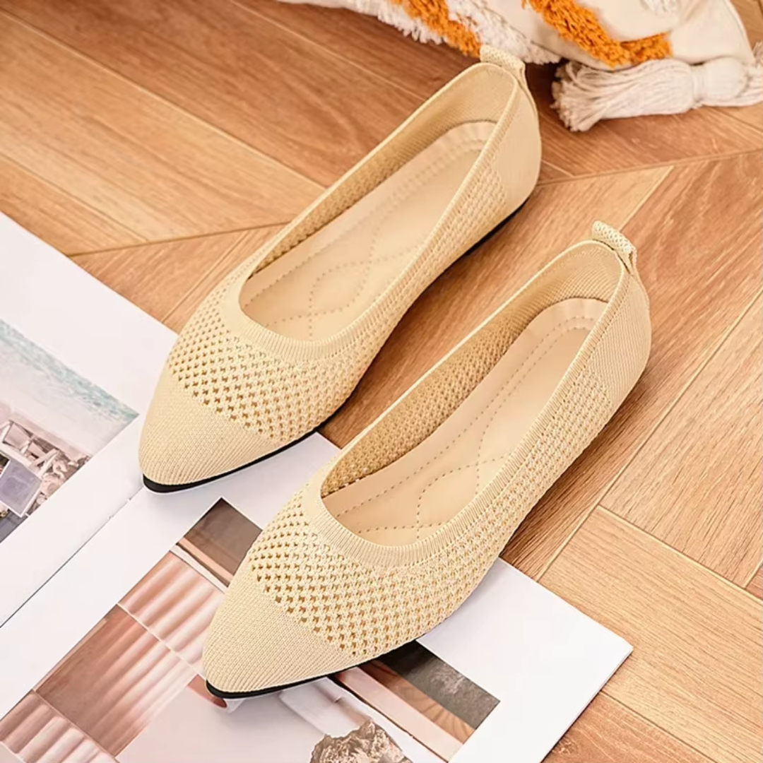 Détail texture ajourée des ballerines beige bout pointu