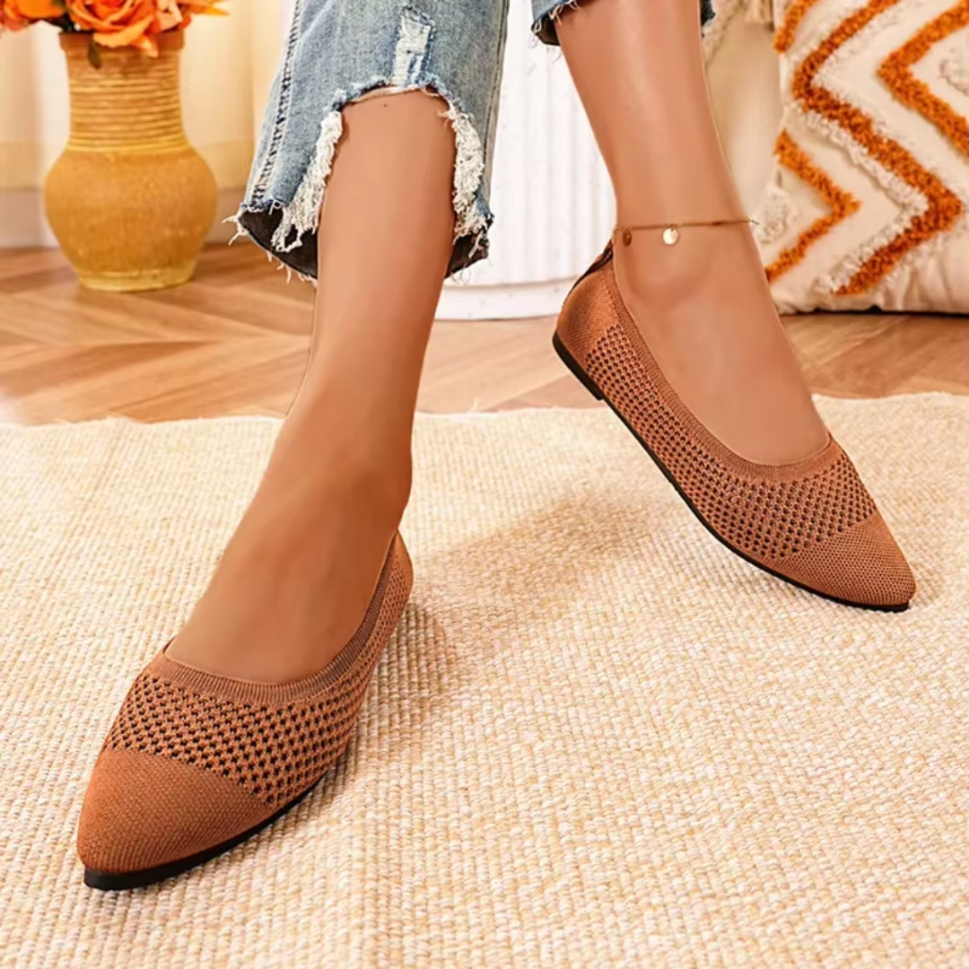 Ballerines femme brun en tricot ajouré portées avec un jean effiloché