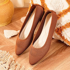 Détail du bout pointu des ballerines brun en tricot texturé