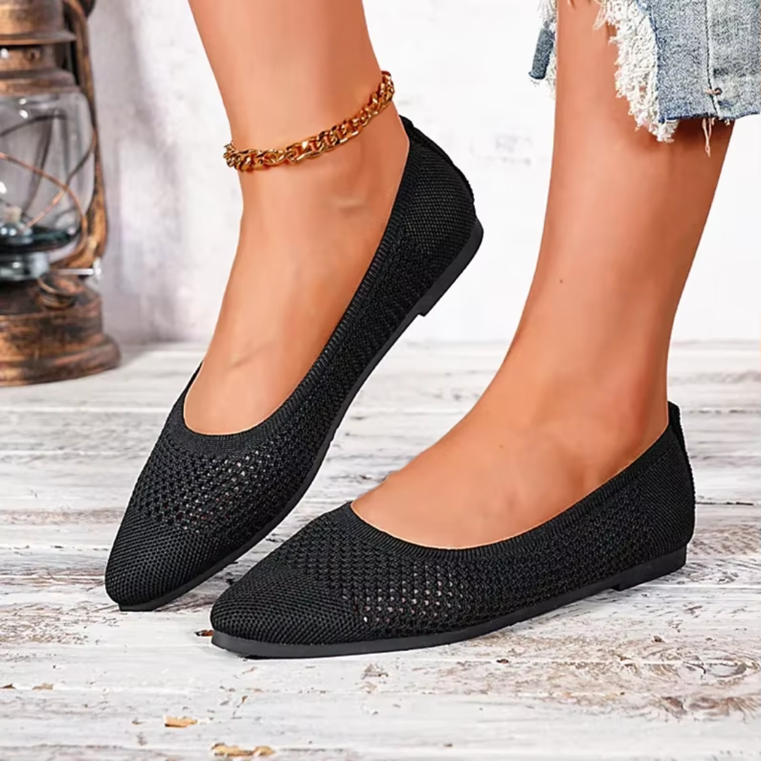 Ballerines noires à bout pointu portées avec jean bleu