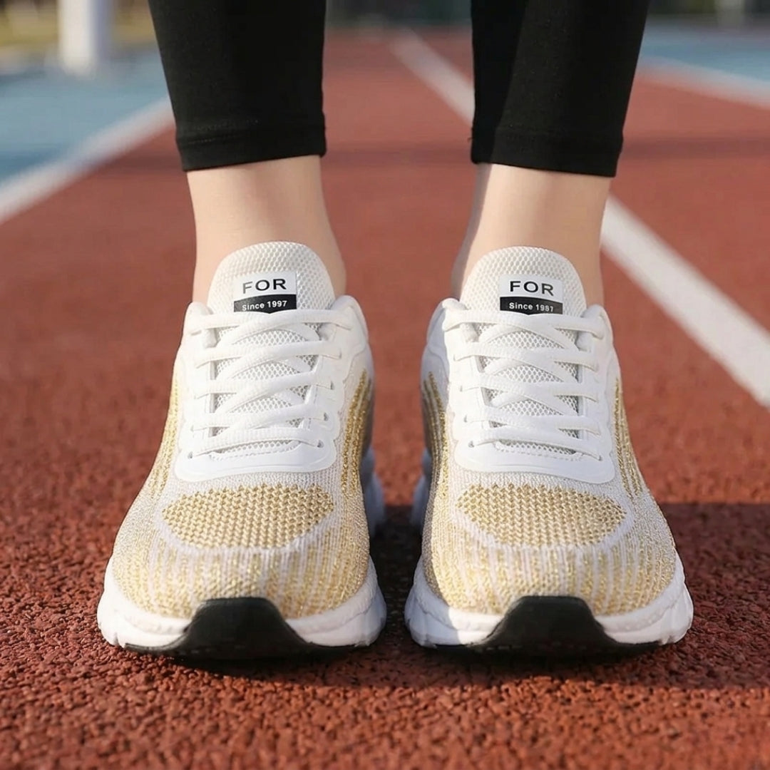 Basket femme beige portée vue rapprochée au sol