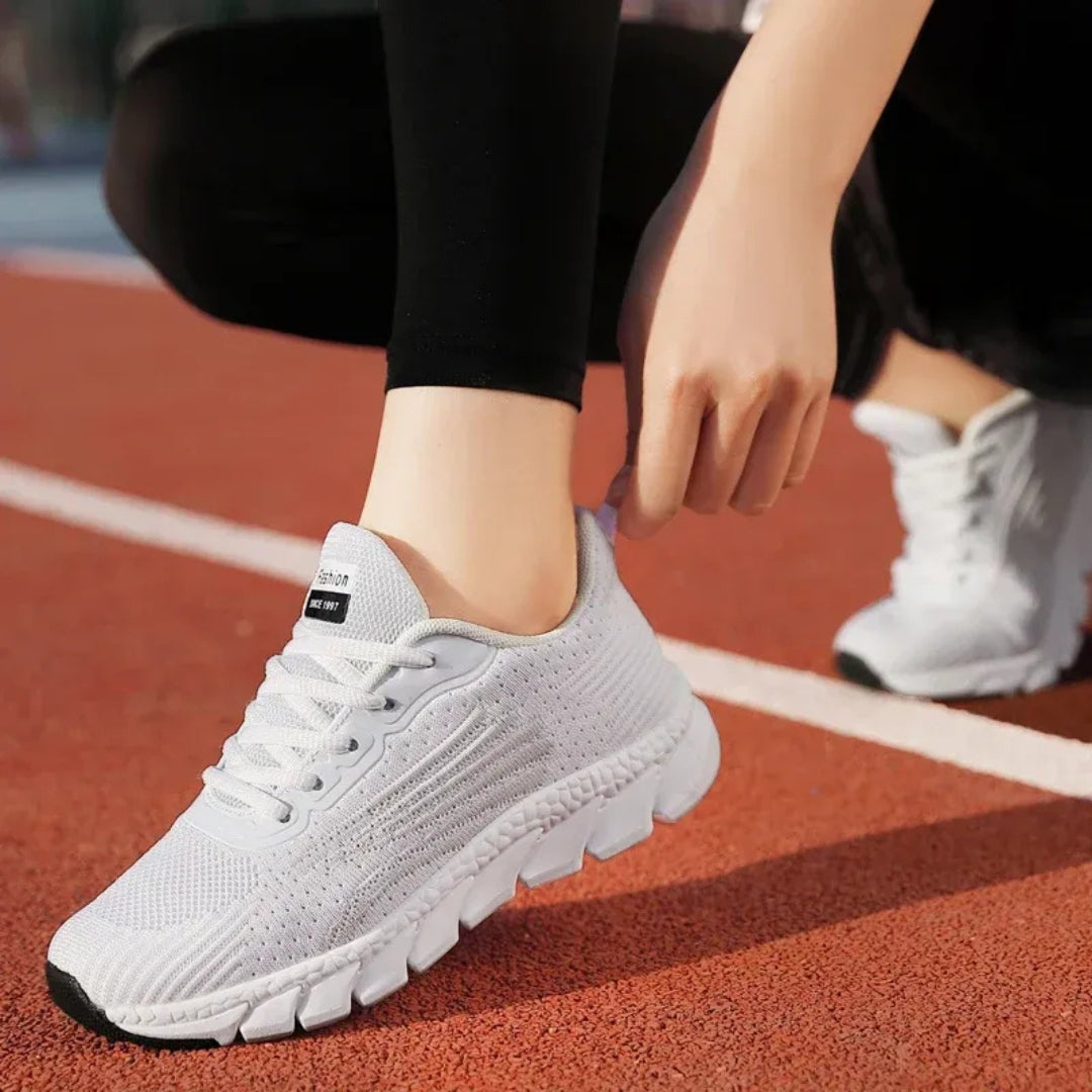 Basket femme blanche vue arrière et détail talon