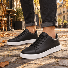 Baskets homme noires effet cuir vues de face, œillets noirs et bout rond