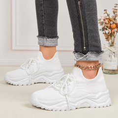 Baskets blanches en maille de profil, col chaussette échancré et semelle crantée