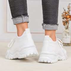 Baskets blanches vues de dos avec languette au talon et semelle plateforme crantée