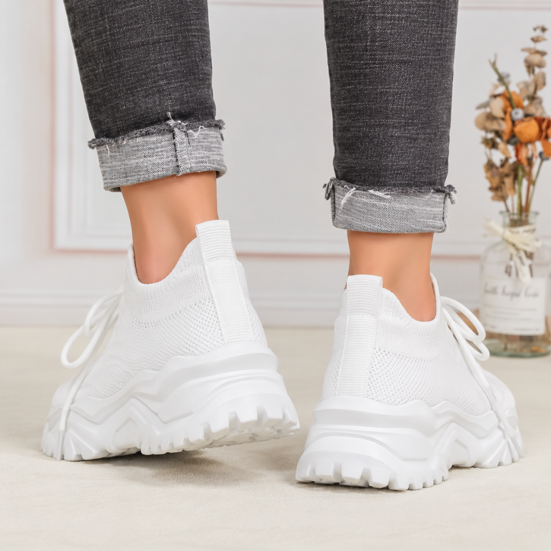 Baskets blanches vues de dos avec languette au talon et semelle plateforme crantée