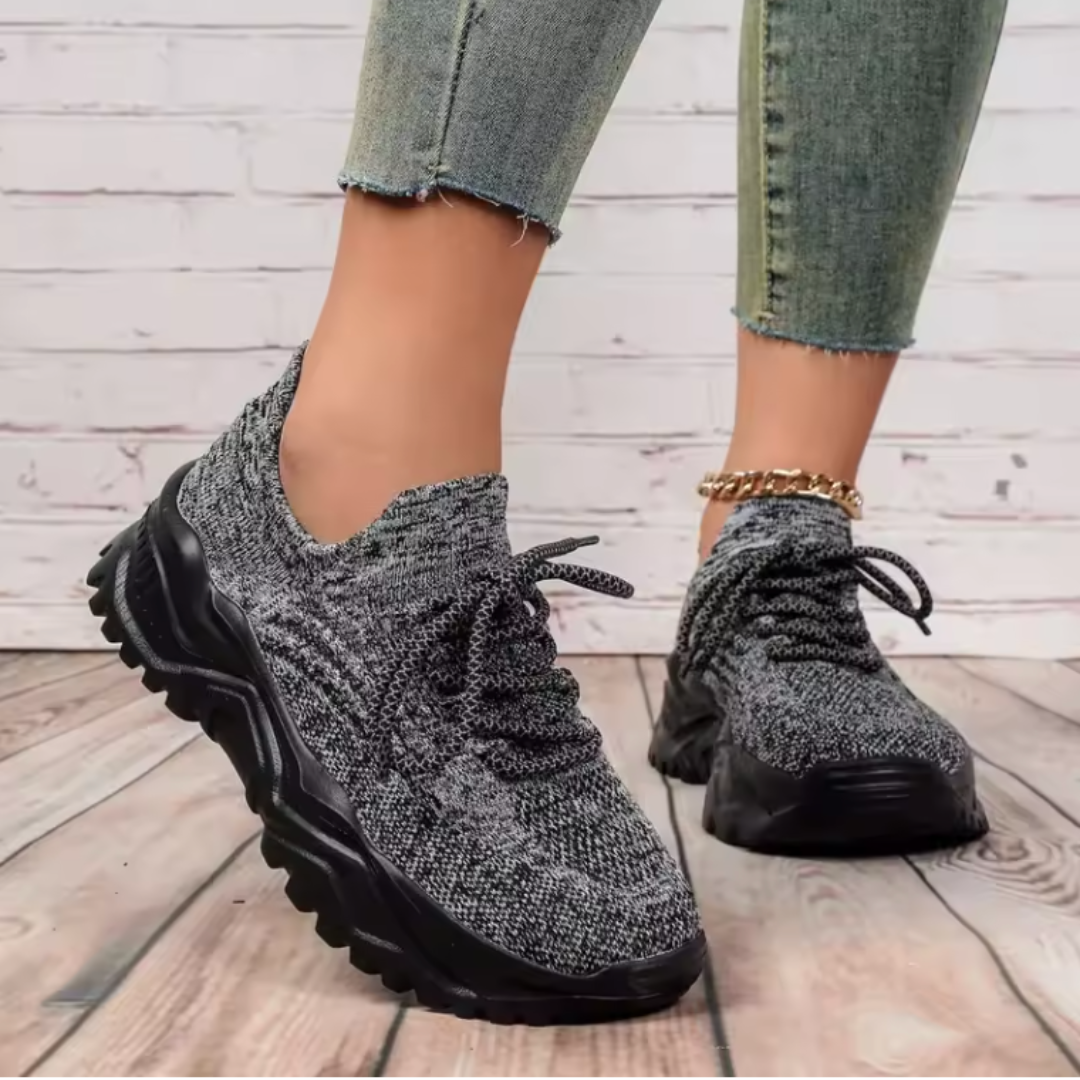 Baskets femme grises chinées en maille avec semelle plateforme noire crantée