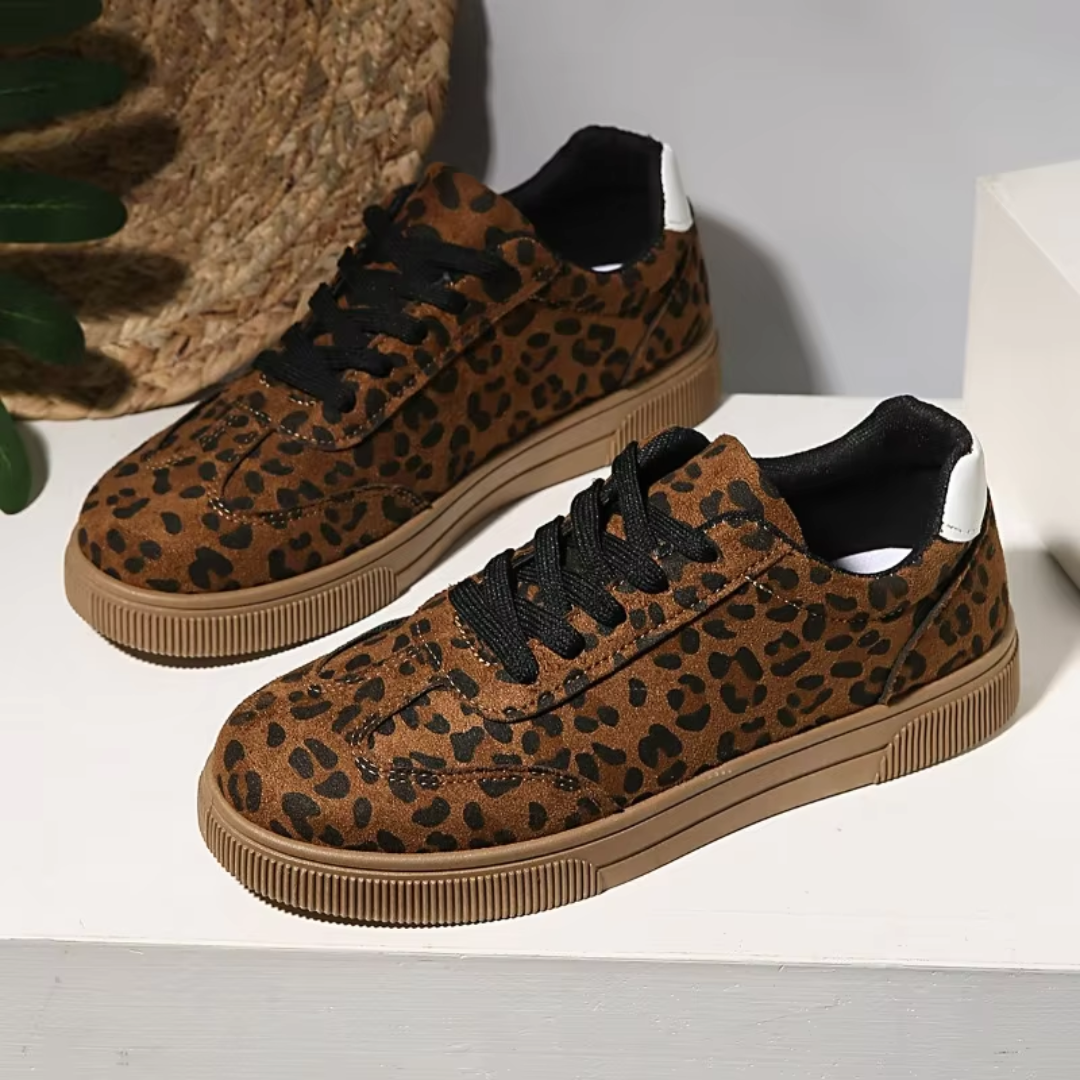 Paire de baskets femme à imprimé léopard, lacets noirs et semelle côtelée caramel