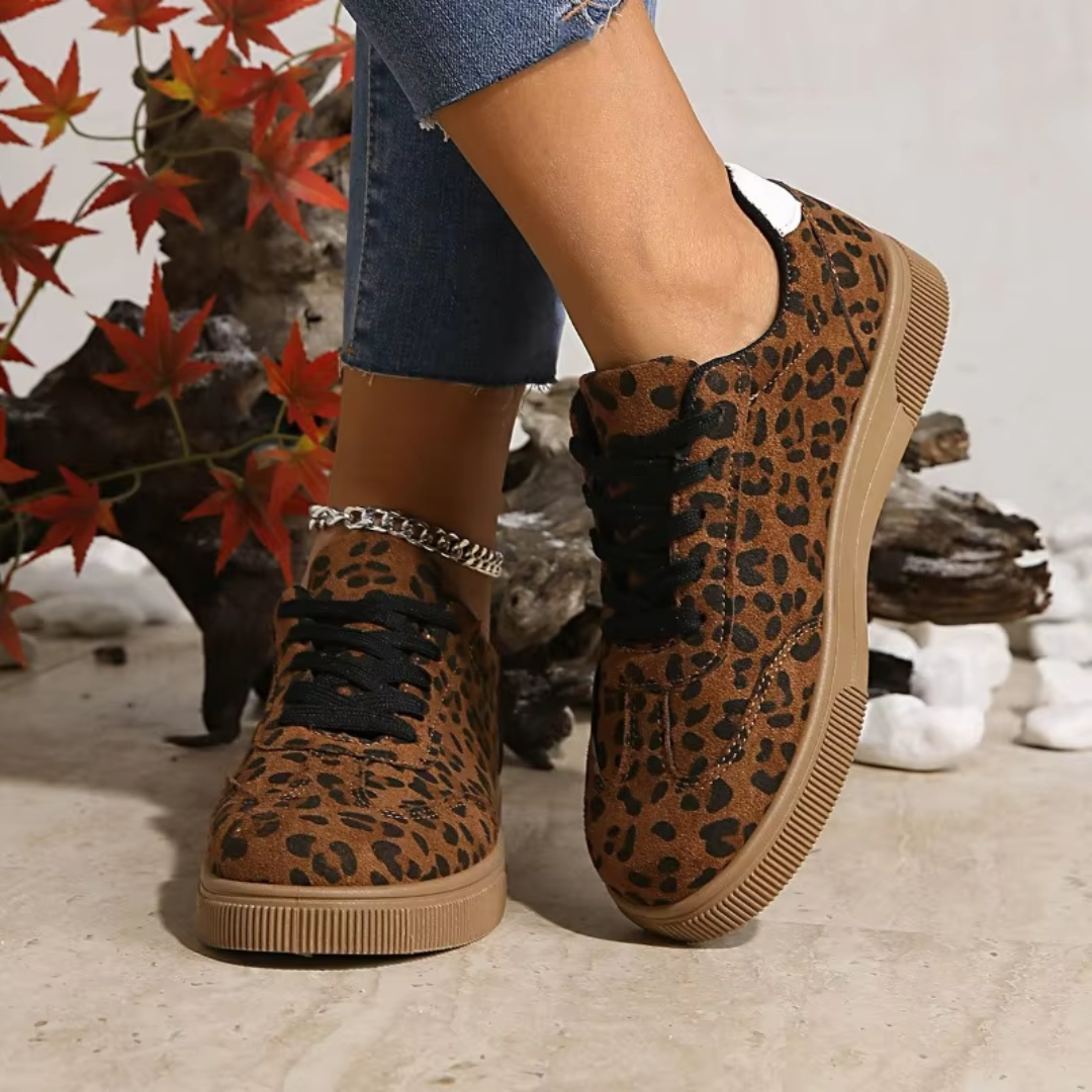 Baskets femme imprimé léopard vues de trois quarts avec bout rond et lacets plats