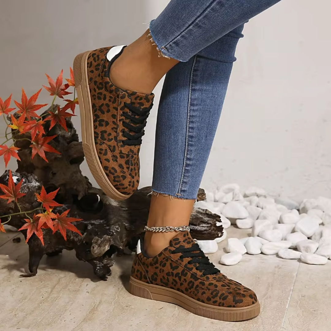 Baskets basses léopard portées avec un pantalon bleu clair, semelle caramel visible