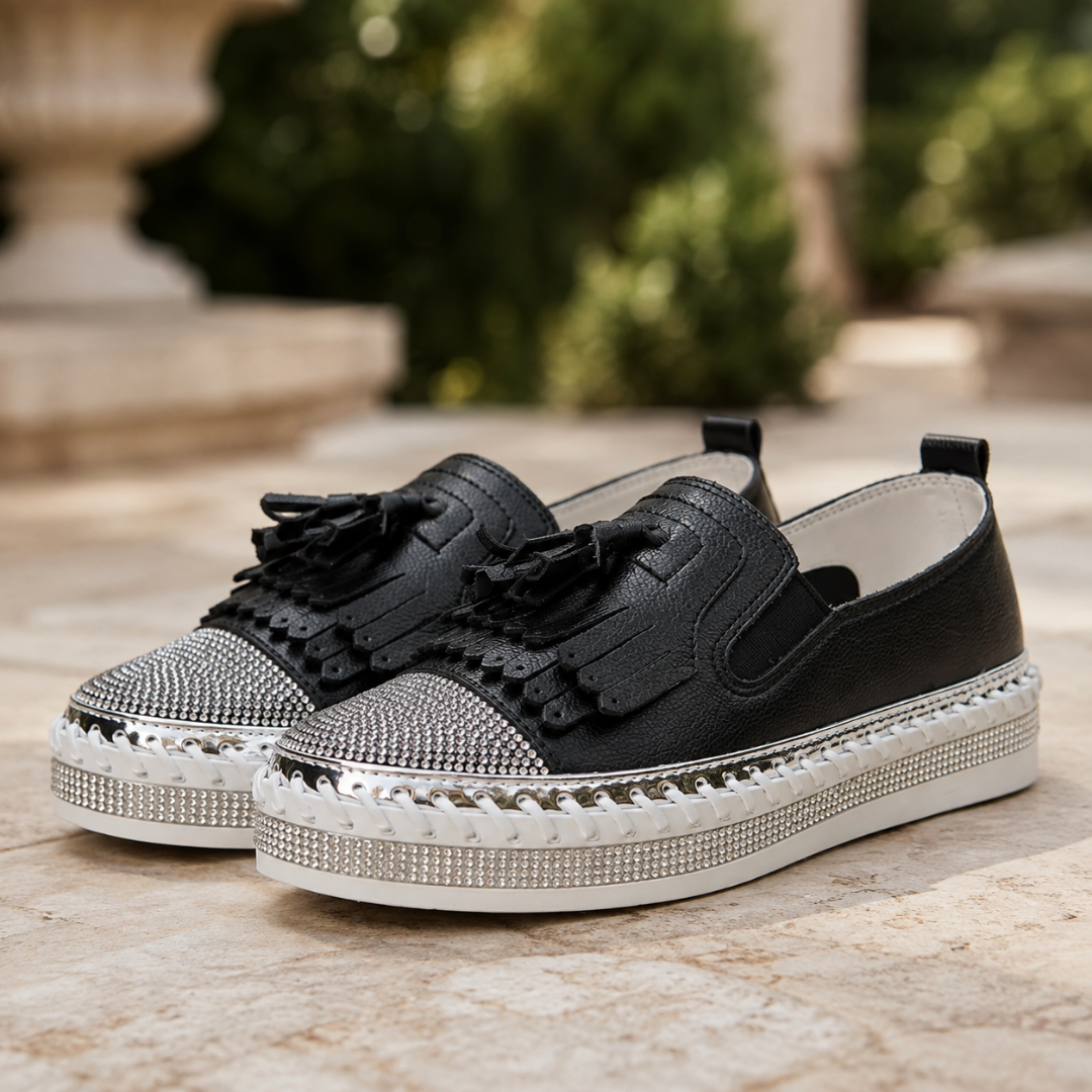 Baskets noires de face, semelle plateforme blanche tressée et liseré brillant