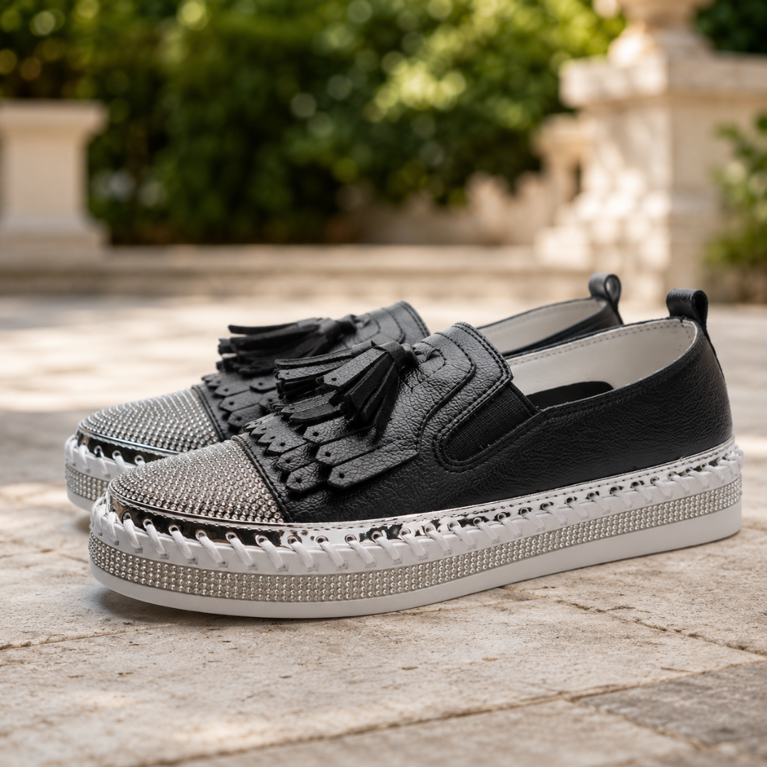 Baskets noires de trois quarts avec élastique latéral et pampilles nouées