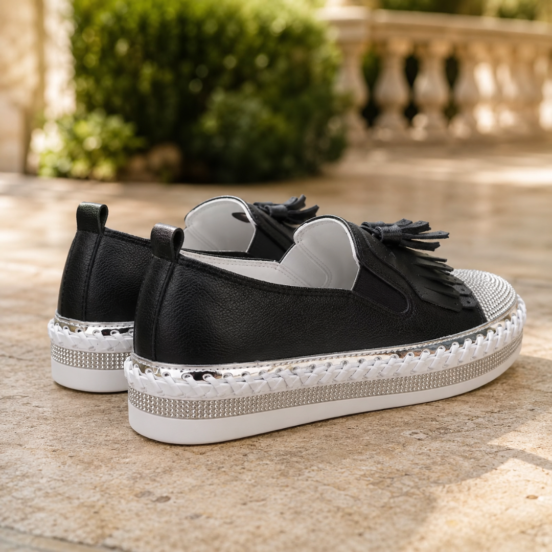 Vue arrière des baskets noires avec languette de tirage et doublure claire
