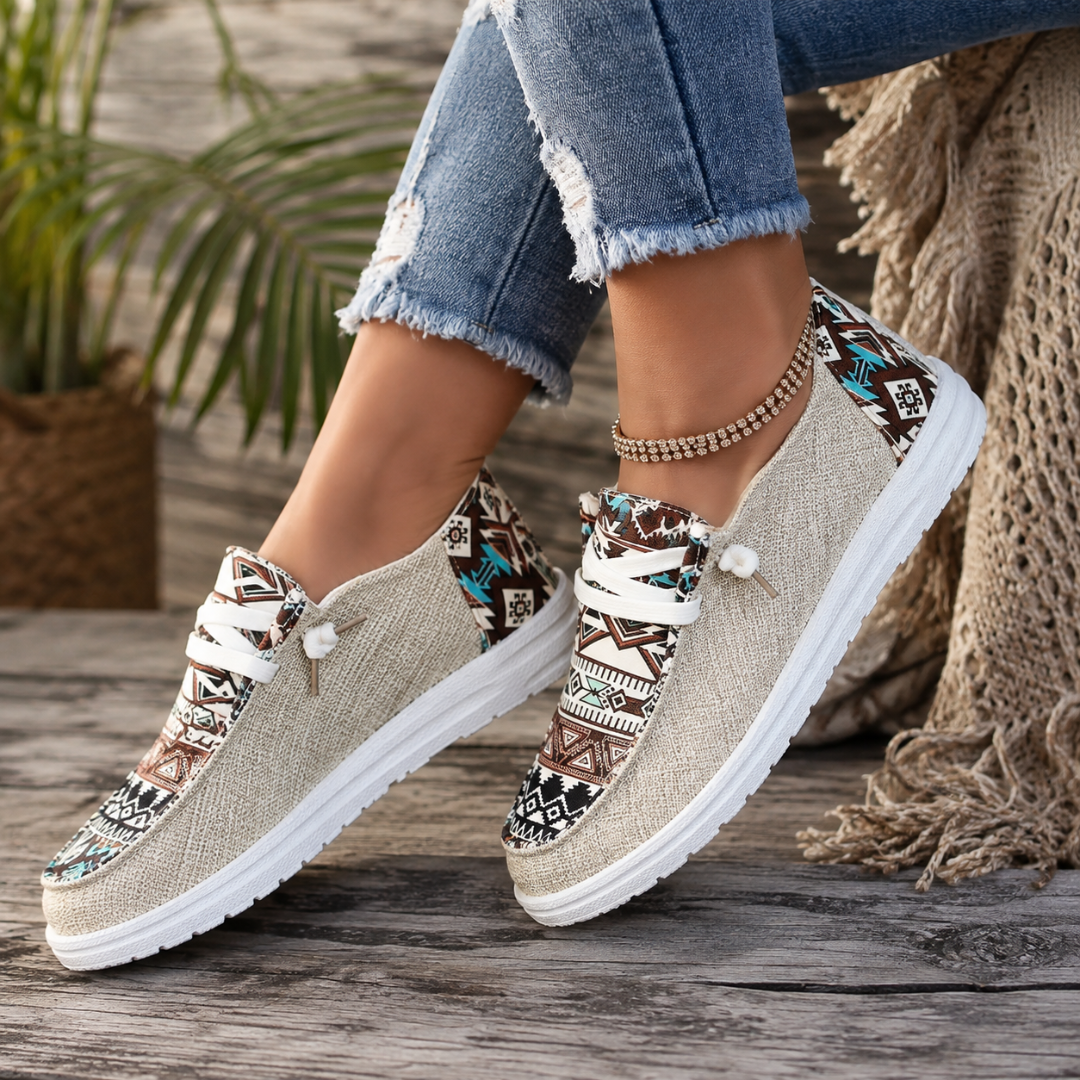 Baskets femme beiges à lacets blancs, motifs ethniques turquoise et bruns visibles