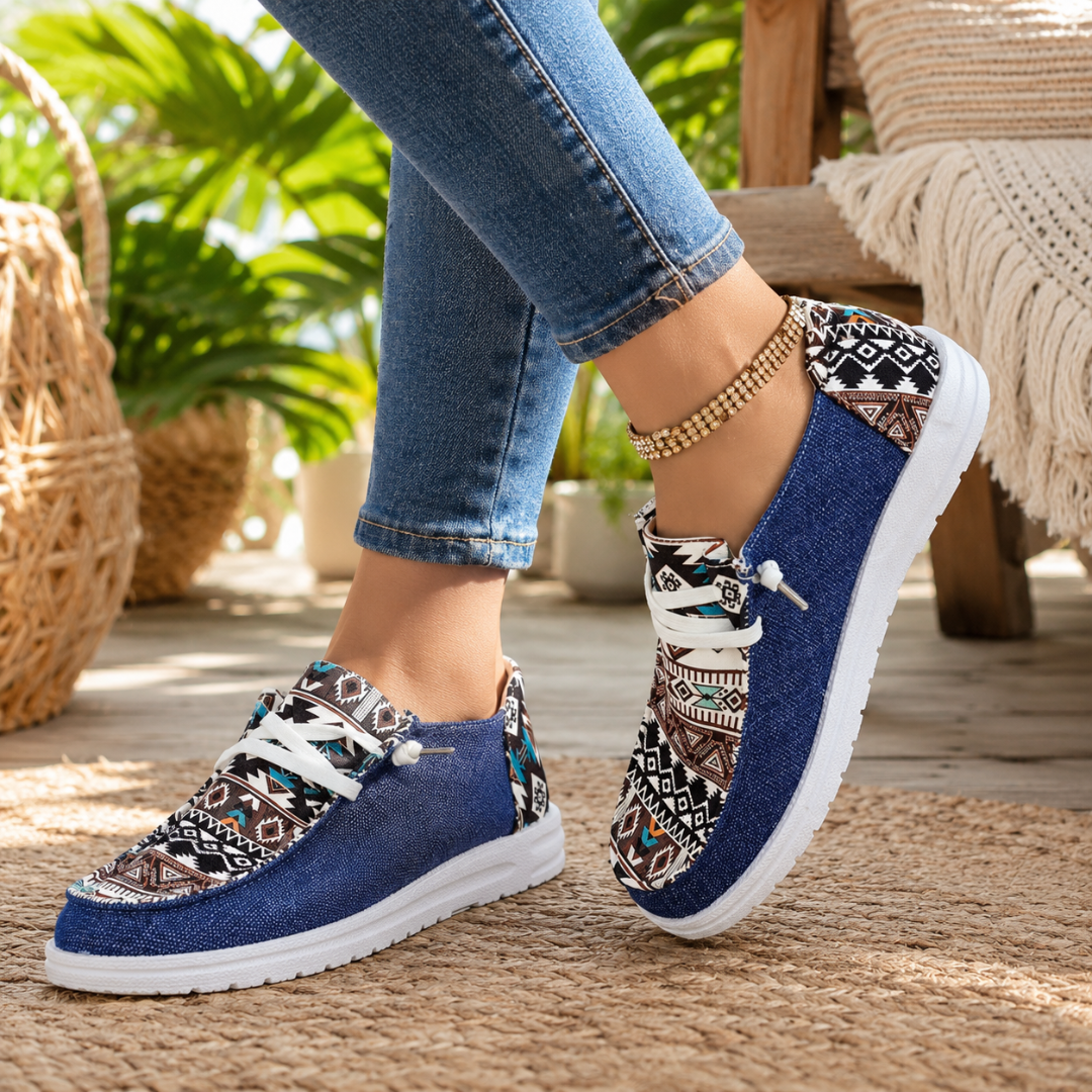 Baskets femme bleues à lacets blancs et empiècements ethniques, portées avec un pantalon droit