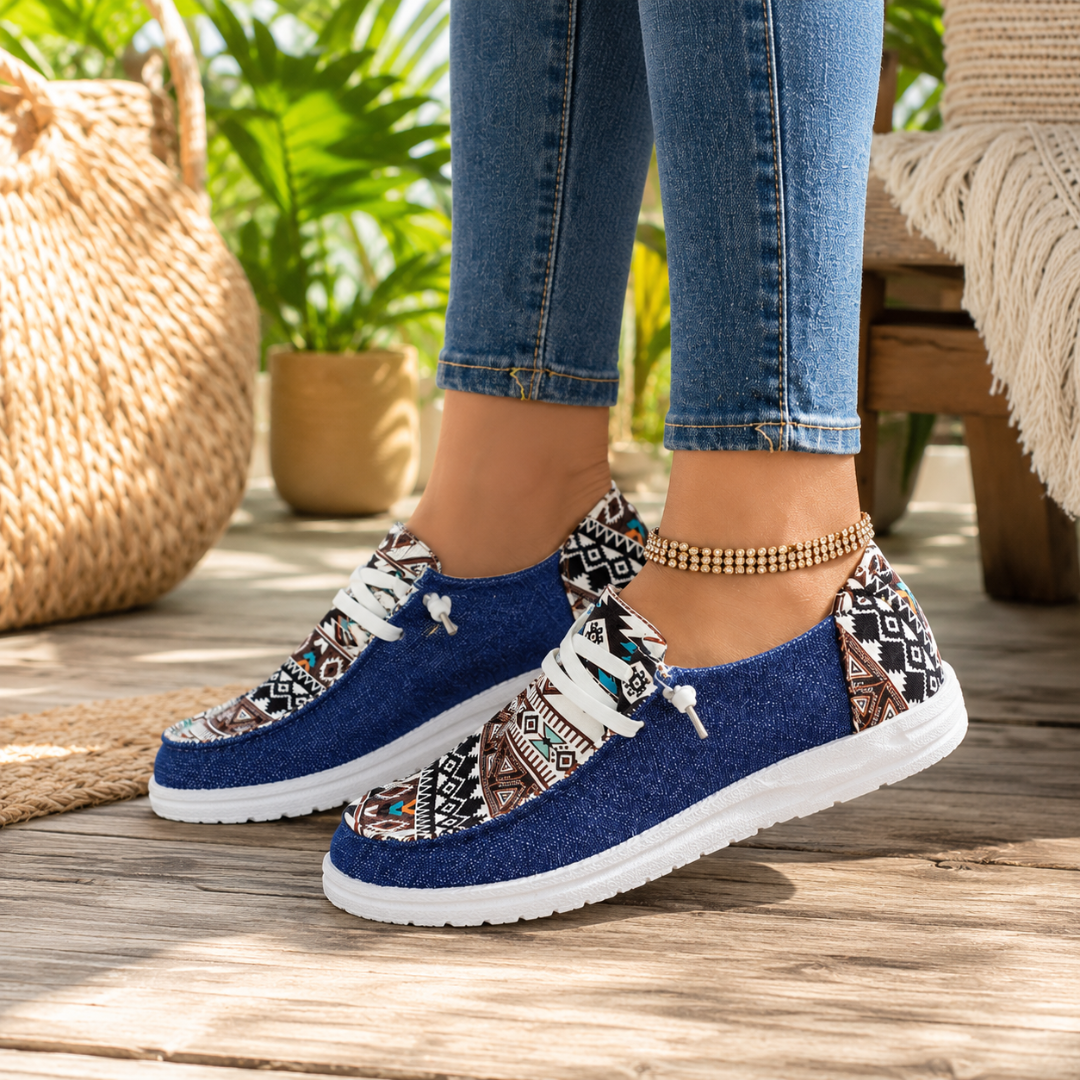 Paire de baskets plates bleues, imprimé géométrique brun et turquoise sur les côtés