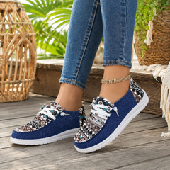 Baskets femme bleues portées sur terrasse, empiècements imprimés et semelle crantée claire
