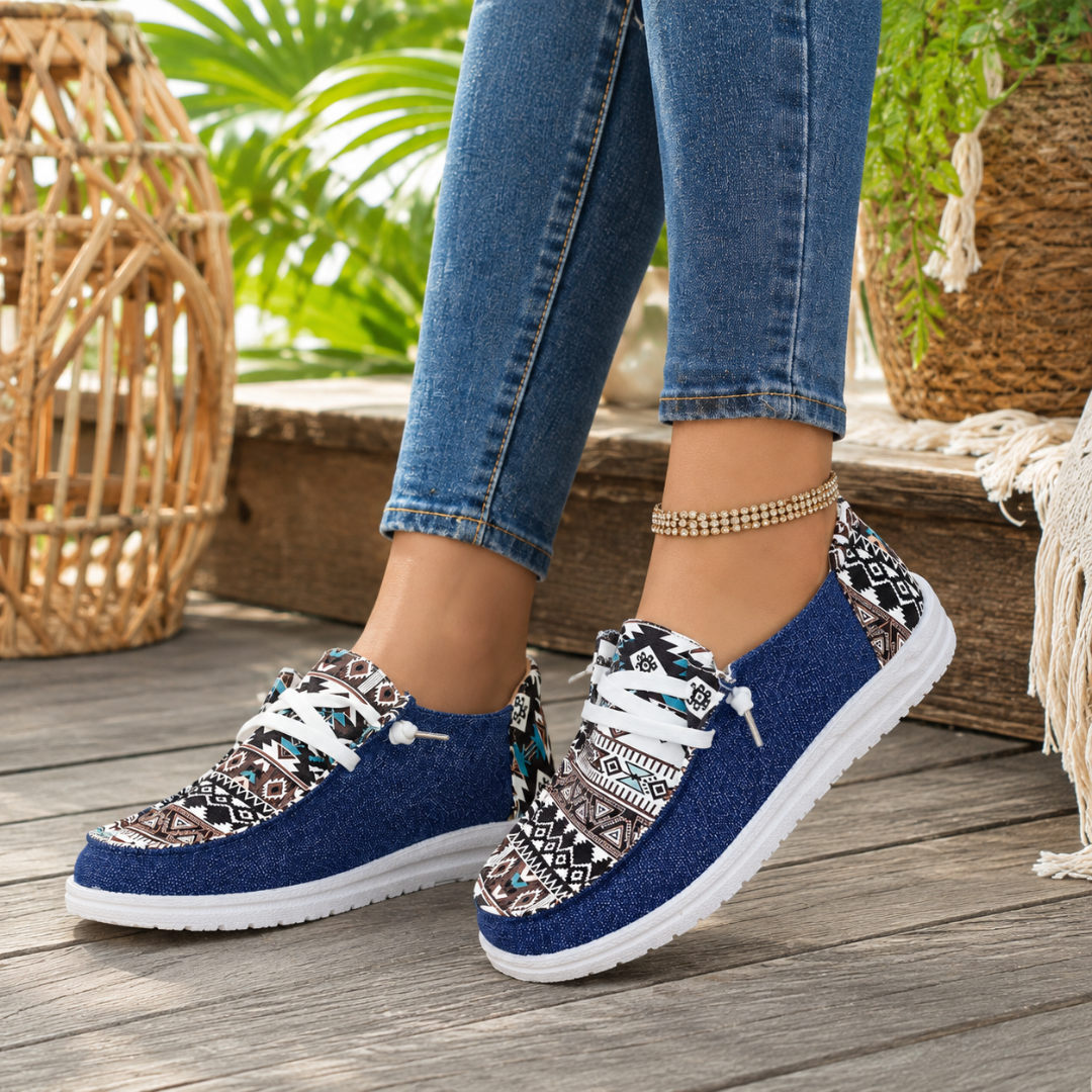 Baskets femme bleues portées sur terrasse, empiècements imprimés et semelle crantée claire