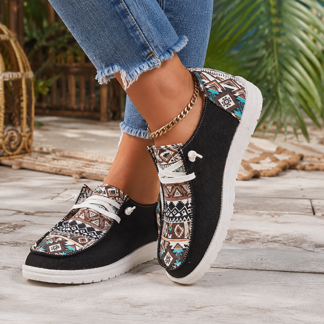 Baskets femme noires à lacets, contrastes imprimés géométriques et semelle crantée blanche