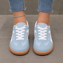 Baskets femme bleu ciel vues de face avec lacets blancs et semelle gomme