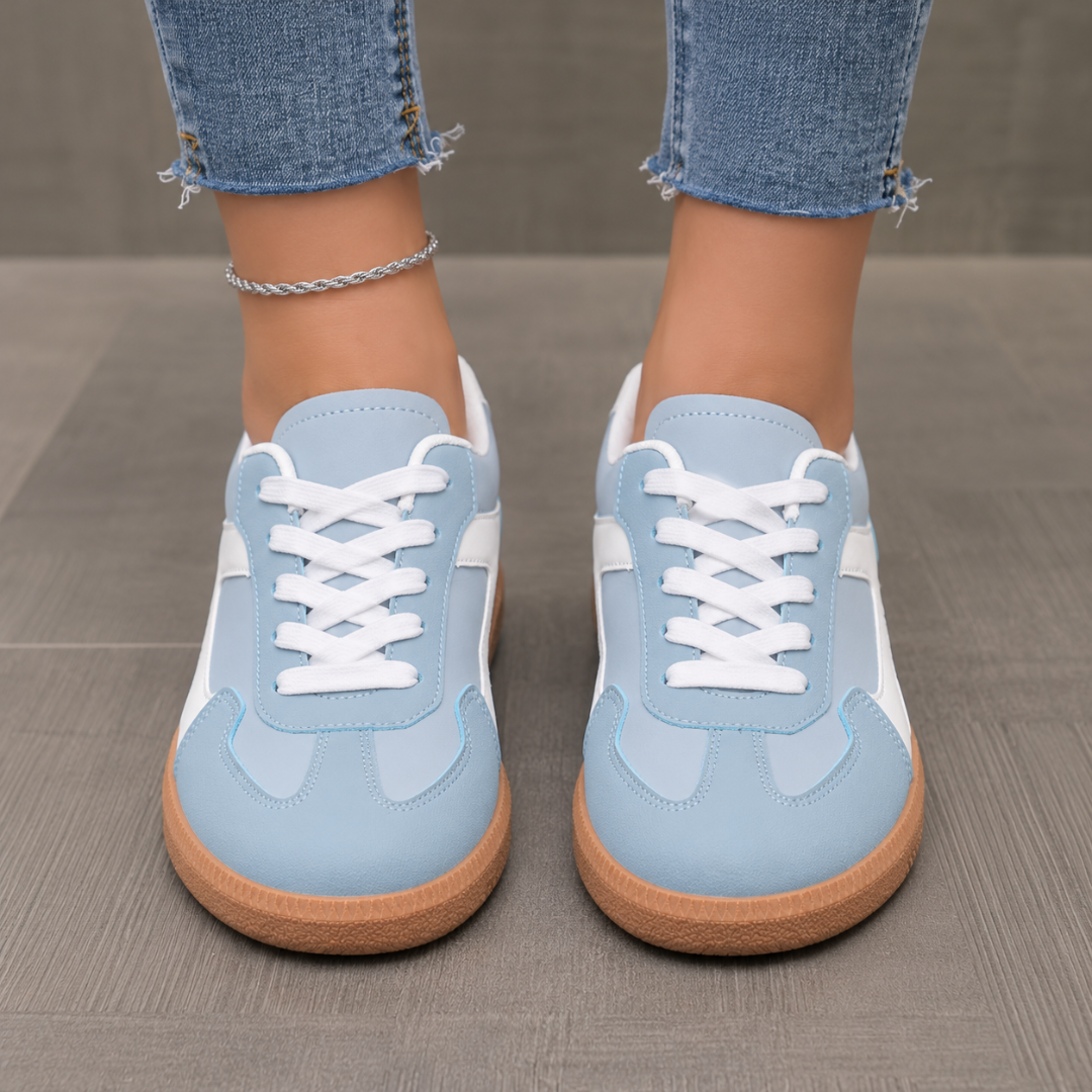 Baskets femme bleu ciel vues de face avec lacets blancs et semelle gomme