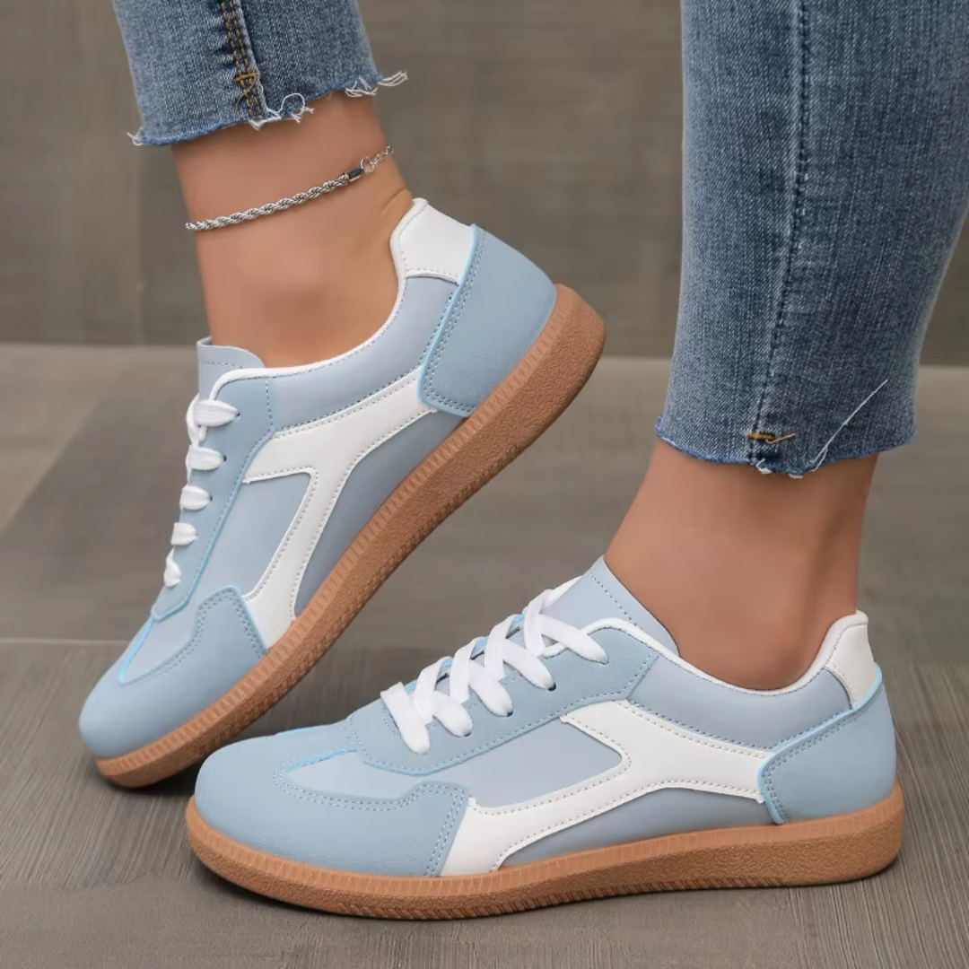 Baskets bleu ciel de profil, empiècements blancs contrastés et bout rond