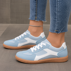 Paire de baskets femme bleu ciel portées au quotidien, semelle gomme caramel