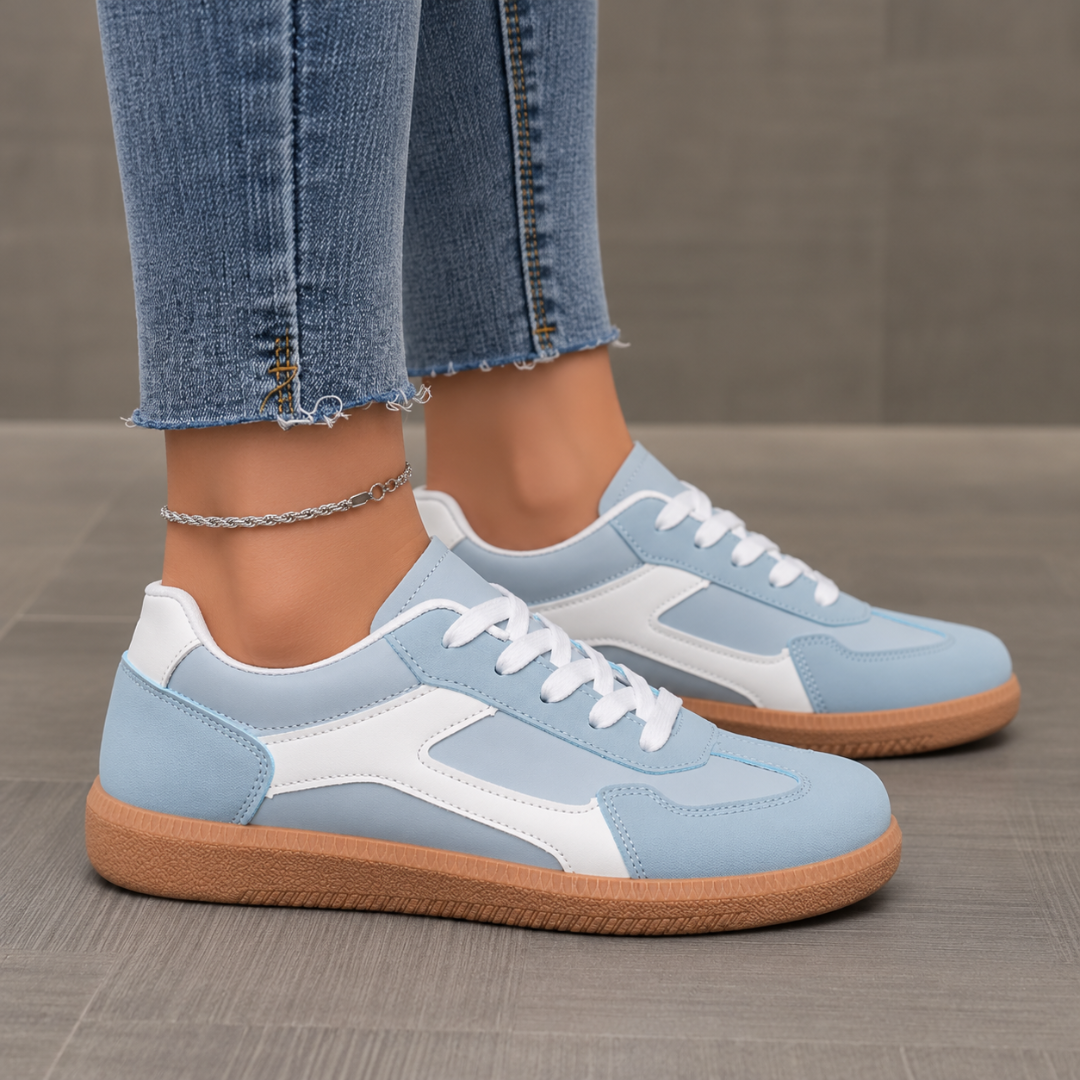Baskets basses bleu ciel vues de trois quarts, lacets plats blancs et talon plat