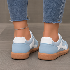Arrière des baskets bleu ciel avec contrefort blanc et semelle gomme caramel