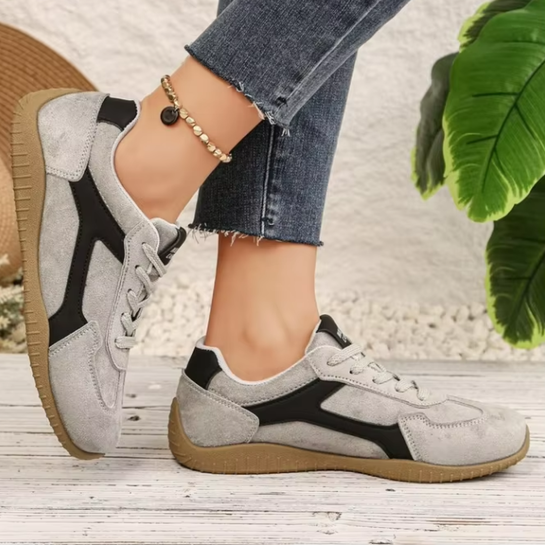 Baskets femme grises avec bande noire contrastée et semelle gomme caramel