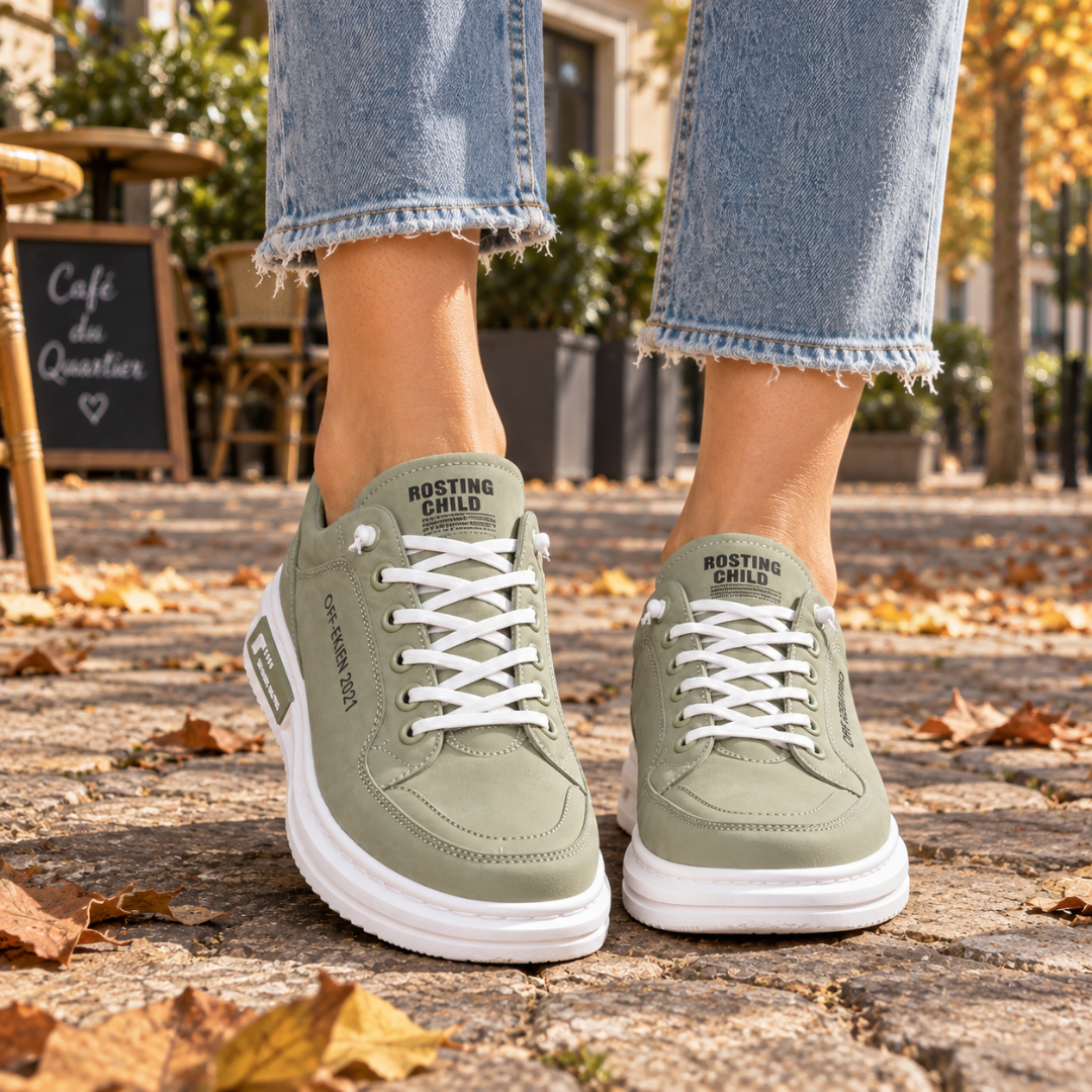 Baskets basses vertes à lacets blancs et semelle blanche crantée portées avec un pantalon droit